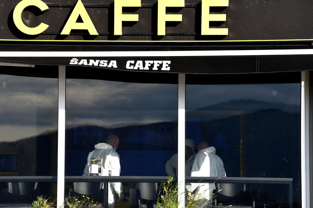 <p>Kako se sumnja, došlo je do upotrebe vatrenog oružja u jednom ugostiteljskom objektu gdje je Z.N.(44) kojem je prethodno ime glasilo na Z.A., od zadobijenih povreda preminuo u Kliničkom centru Crne Gore</p>