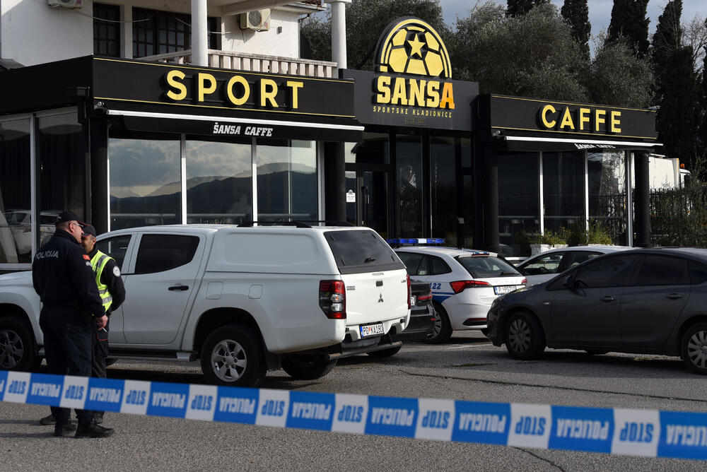 <p>Kako se sumnja, došlo je do upotrebe vatrenog oružja u jednom ugostiteljskom objektu gdje je Z.N.(44) kojem je prethodno ime glasilo na Z.A., od zadobijenih povreda preminuo u Kliničkom centru Crne Gore</p>