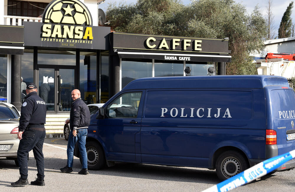 <p>Kako se sumnja, došlo je do upotrebe vatrenog oružja u jednom ugostiteljskom objektu gdje je Z.N.(44) kojem je prethodno ime glasilo na Z.A., od zadobijenih povreda preminuo u Kliničkom centru Crne Gore</p>