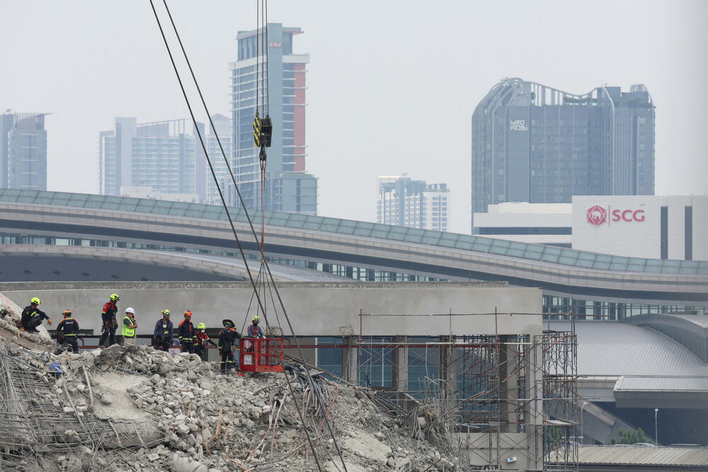 <p>Vojna hunta proglasila je od ponedeljka sedmodnevnu nacionalnu žalost tokom koje će zastave biti na pola koplja u znak saosjećanja za ljudske gubitke i pričinjenu štetu<br /> </p>