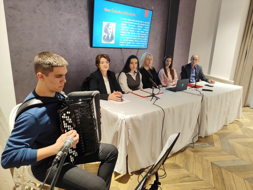 <p>"Vezivna nit koja je spajala sve ove ljude različitih generacija, porijekla, obrazovnog nivoa, je snažna ideja borbe za slobodu, pravedniji svijet, progres, istinski altruizam i antifašizam", kazala je Jasmina Nikčević</p>