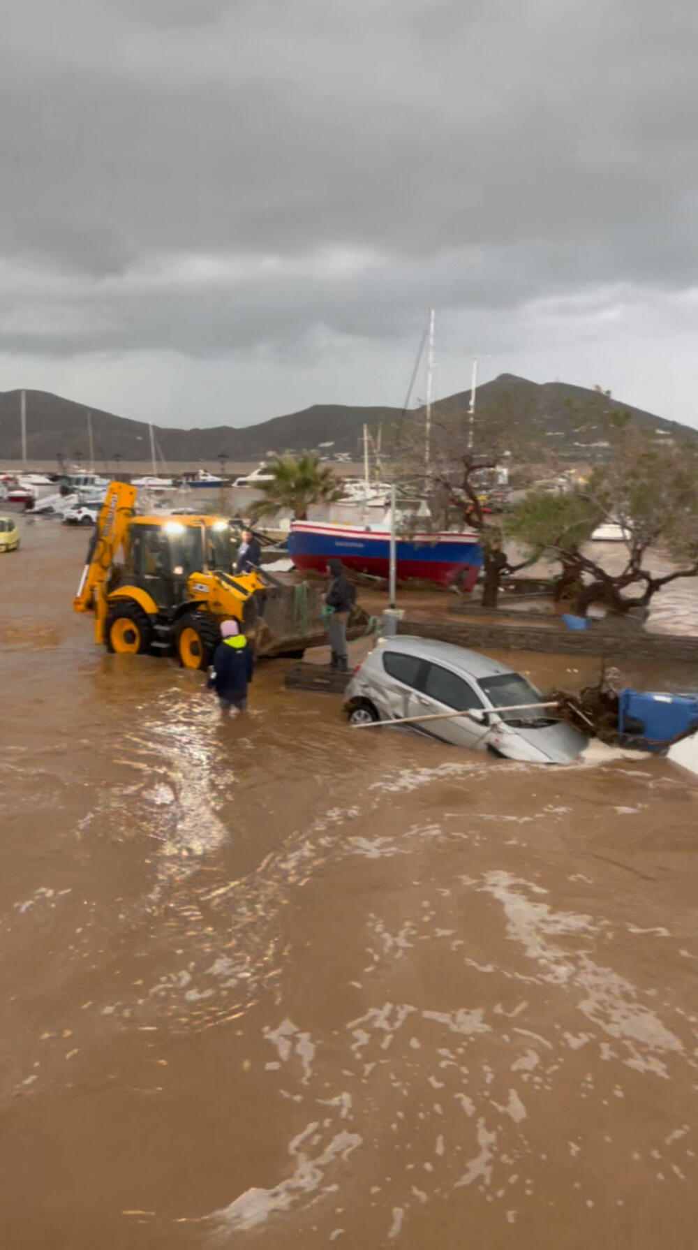 <p>Vlasti na Parosu su saopštile da su vatrogasci zasad spasili 13 osoba </p>  <p>Niko nije povrijeđen ili nestao</p>