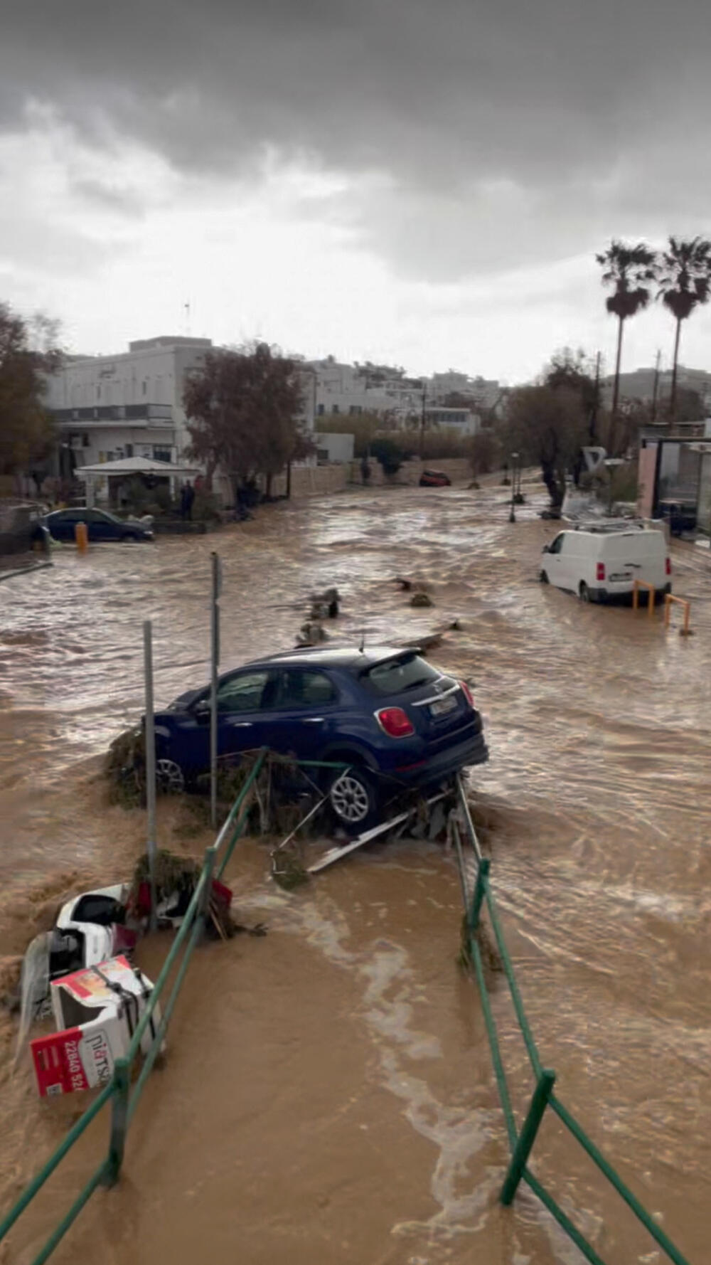 <p>Vlasti na Parosu su saopštile da su vatrogasci zasad spasili 13 osoba </p>  <p>Niko nije povrijeđen ili nestao</p>