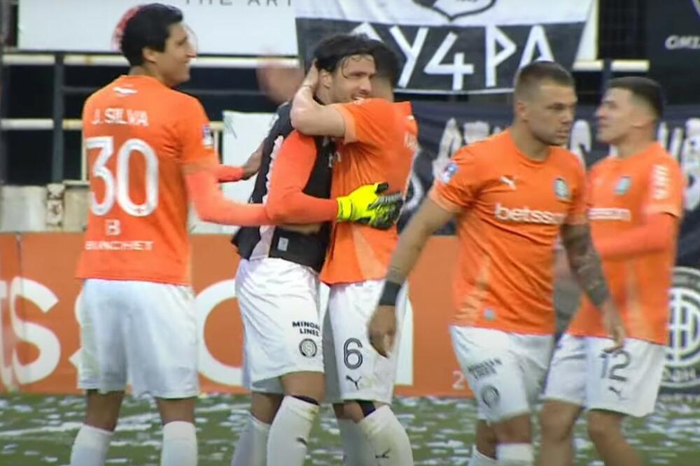 Bakić u zagrljaju saigrača nakon odbrane koja je OFI odvela finale, Foto: Printscreen YouTube