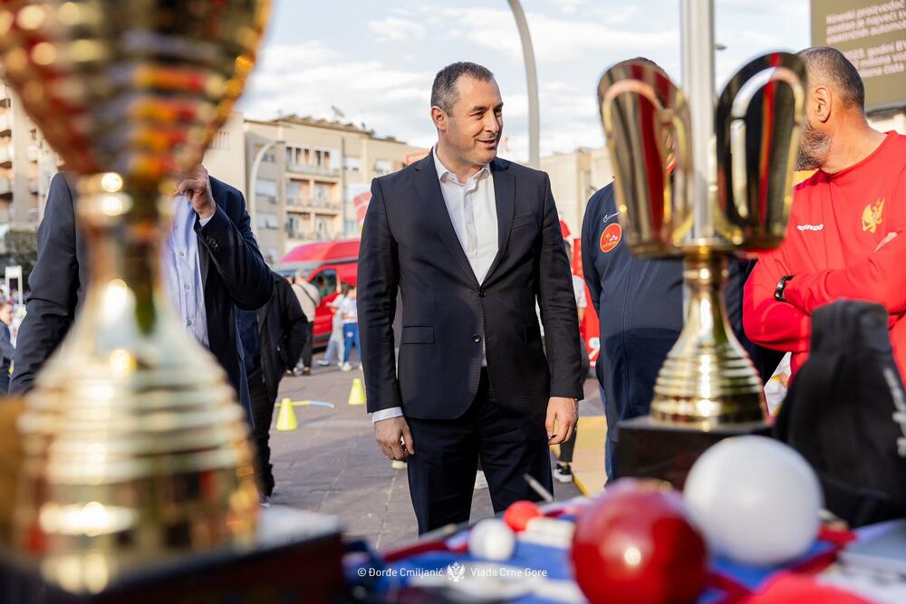 <p>Sajam sporta, koji se organizuje povodom obilježavanja Dana reprezentacija, okupio je 37 sportskih saveza, kao i Crnogorski olimpijski i Paraolimpijski komitet, koji su na štandovima predstavili svoje sportiste, aktivnosti i dostignuća<br /> </p>