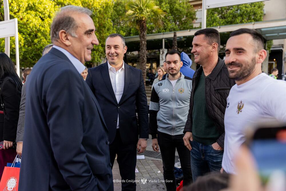 <p>Sajam sporta, koji se organizuje povodom obilježavanja Dana reprezentacija, okupio je 37 sportskih saveza, kao i Crnogorski olimpijski i Paraolimpijski komitet, koji su na štandovima predstavili svoje sportiste, aktivnosti i dostignuća<br /> </p>