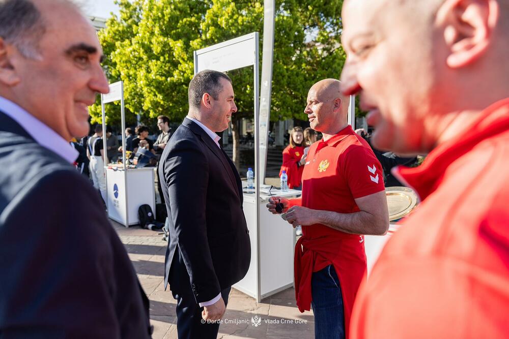 <p>Sajam sporta, koji se organizuje povodom obilježavanja Dana reprezentacija, okupio je 37 sportskih saveza, kao i Crnogorski olimpijski i Paraolimpijski komitet, koji su na štandovima predstavili svoje sportiste, aktivnosti i dostignuća<br /> </p>
