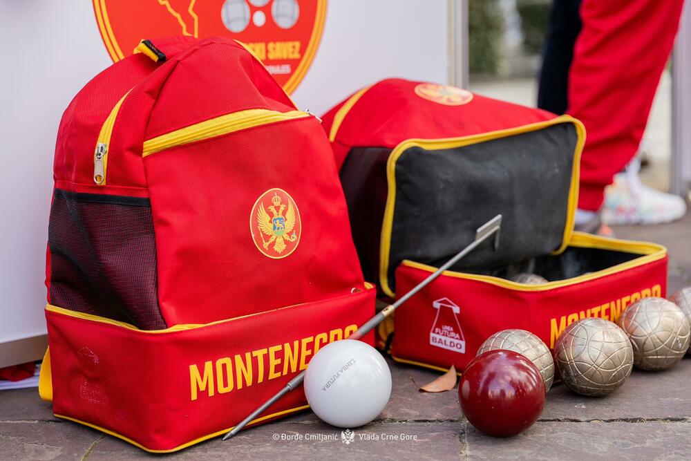 <p>Sajam sporta, koji se organizuje povodom obilježavanja Dana reprezentacija, okupio je 37 sportskih saveza, kao i Crnogorski olimpijski i Paraolimpijski komitet, koji su na štandovima predstavili svoje sportiste, aktivnosti i dostignuća<br /> </p>