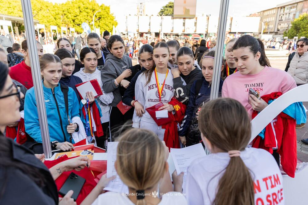 <p>Sajam sporta, koji se organizuje povodom obilježavanja Dana reprezentacija, okupio je 37 sportskih saveza, kao i Crnogorski olimpijski i Paraolimpijski komitet, koji su na štandovima predstavili svoje sportiste, aktivnosti i dostignuća<br /> </p>