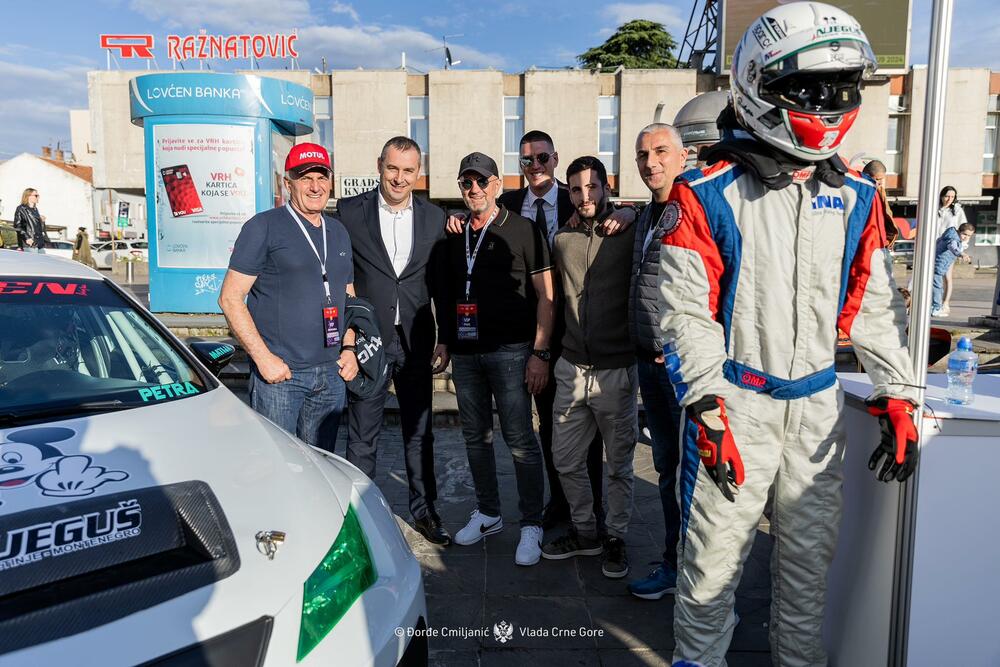 <p>Sajam sporta, koji se organizuje povodom obilježavanja Dana reprezentacija, okupio je 37 sportskih saveza, kao i Crnogorski olimpijski i Paraolimpijski komitet, koji su na štandovima predstavili svoje sportiste, aktivnosti i dostignuća<br /> </p>