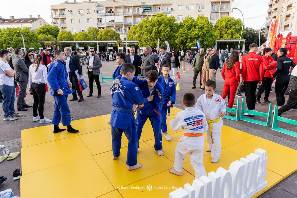 <p>Sajam sporta, koji se organizuje povodom obilježavanja Dana reprezentacija, okupio je 37 sportskih saveza, kao i Crnogorski olimpijski i Paraolimpijski komitet, koji su na štandovima predstavili svoje sportiste, aktivnosti i dostignuća<br /> </p>
