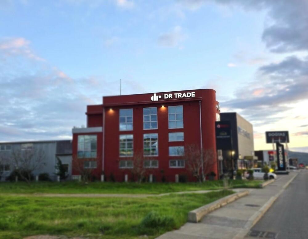 <p>Dr trade, lider na tržištu kancelarijskog namještaja, s ponosom najavljuje proširenje svog poslovanja u samom centru Porto Montenegra, sa lokacijom Ozana Business club-a. S obzirom na rastuće potrebe za vrhunskim kancelarijskim prostorima, svojom proizvodnjom i najboljim svjetskim brendovima namještaja, Dr trade se sada fokusira na pružanje visokokvalitetnih konsultantskih usluga koje će pomoći klijentima da kreiraju savršen radni prostor.</p>