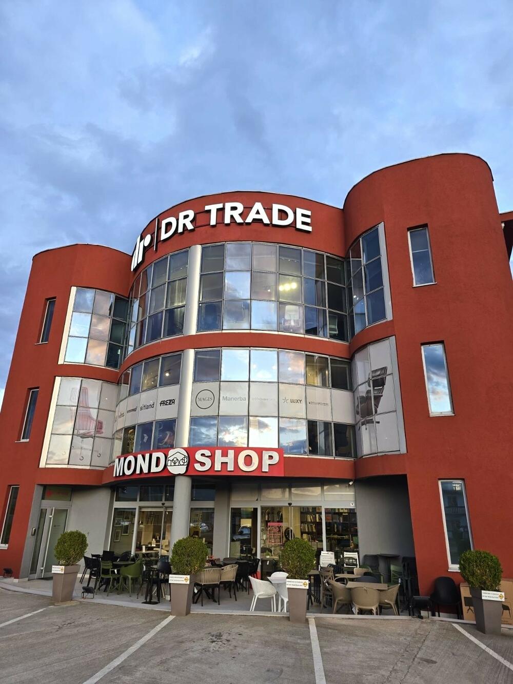 <p>Dr trade, lider na tržištu kancelarijskog namještaja, s ponosom najavljuje proširenje svog poslovanja u samom centru Porto Montenegra, sa lokacijom Ozana Business club-a. S obzirom na rastuće potrebe za vrhunskim kancelarijskim prostorima, svojom proizvodnjom i najboljim svjetskim brendovima namještaja, Dr trade se sada fokusira na pružanje visokokvalitetnih konsultantskih usluga koje će pomoći klijentima da kreiraju savršen radni prostor.</p>