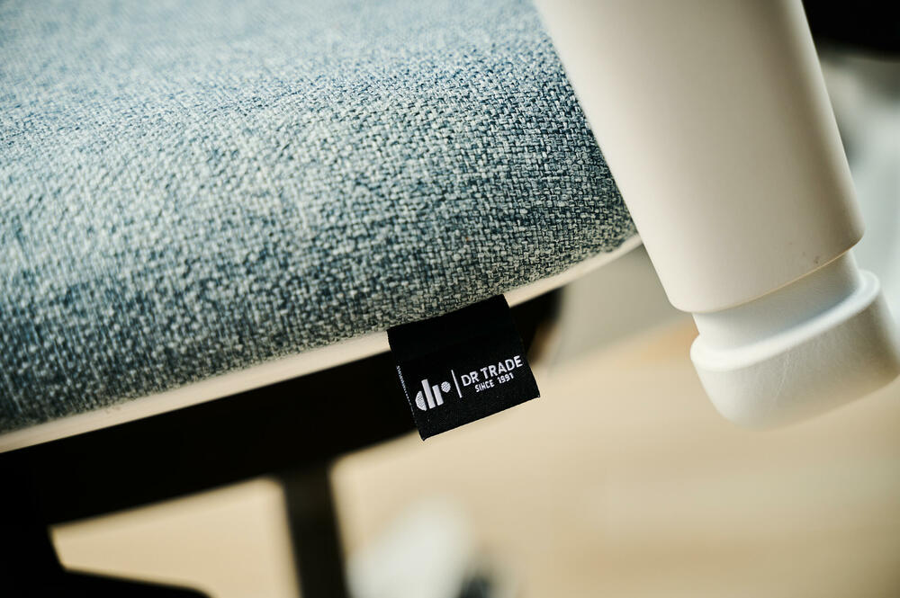 <p>Dr trade, lider na tržištu kancelarijskog namještaja, s ponosom najavljuje proširenje svog poslovanja u samom centru Porto Montenegra, sa lokacijom Ozana Business club-a. S obzirom na rastuće potrebe za vrhunskim kancelarijskim prostorima, svojom proizvodnjom i najboljim svjetskim brendovima namještaja, Dr trade se sada fokusira na pružanje visokokvalitetnih konsultantskih usluga koje će pomoći klijentima da kreiraju savršen radni prostor.</p>