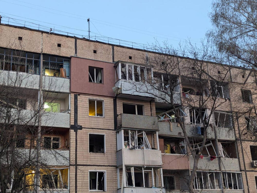 <p>"Svaki napad raketama i dronovima dokazuje da Rusija želi samo rat. I samo međunarodni pritisak na Rusiju i svi mogući napori da ojačamo Ukrajinu, našu protivvazdušnu odbranu i naše oružane snage će odrediti kada će se rat završiti", rekao je Zelenski na Telegramu</p>