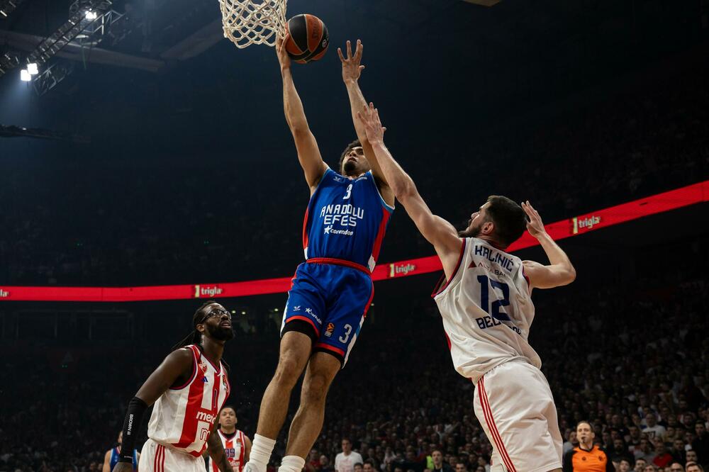 Efes osvojio Beogradsku arenu: Džordan Nvora u duelu sa Nikolom Kalinićem, Foto: Anadolu Efes/X