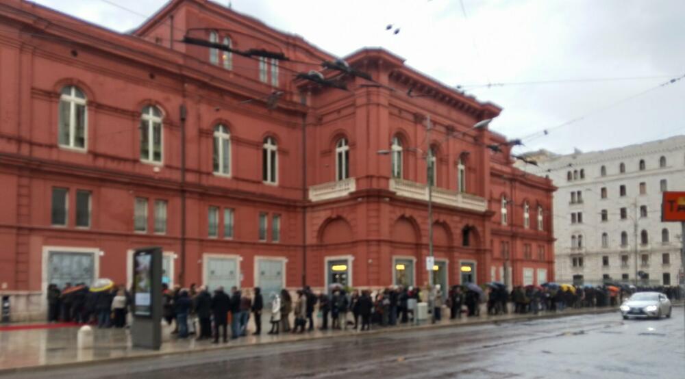 Red za ulaznice ispred Teatro Petruzzelli