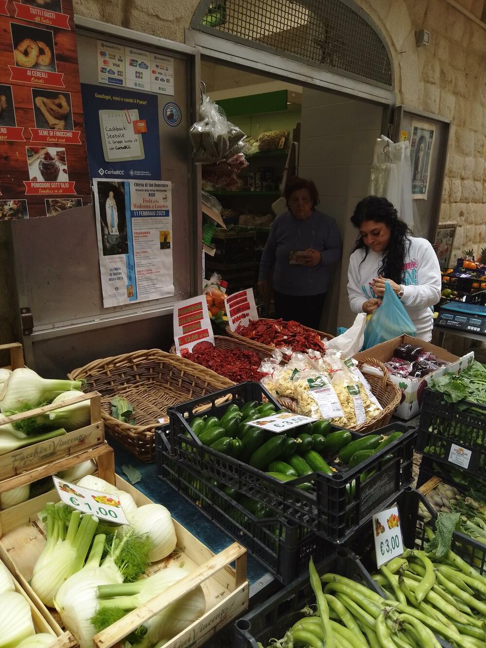 Pijaca na uličici u starom dijelu grada
