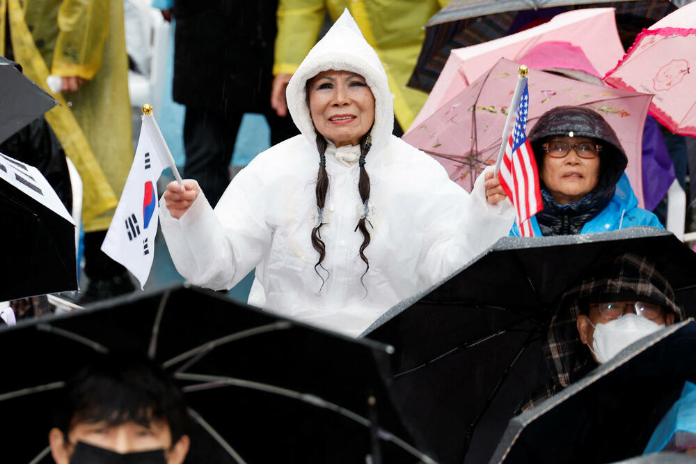 <p>Jun je zaprepastio Južnu Koreju u noći između 3. i 4. decembra jer je iznenada proglasio vanredno stanje i poslao vojsku da preuzme kontrolu nad parlamentom, kojim dominira opozicija</p>