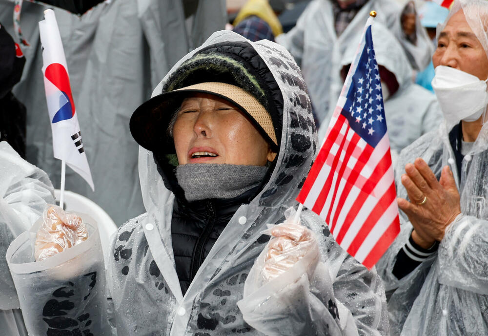 <p>Jun je zaprepastio Južnu Koreju u noći između 3. i 4. decembra jer je iznenada proglasio vanredno stanje i poslao vojsku da preuzme kontrolu nad parlamentom, kojim dominira opozicija</p>