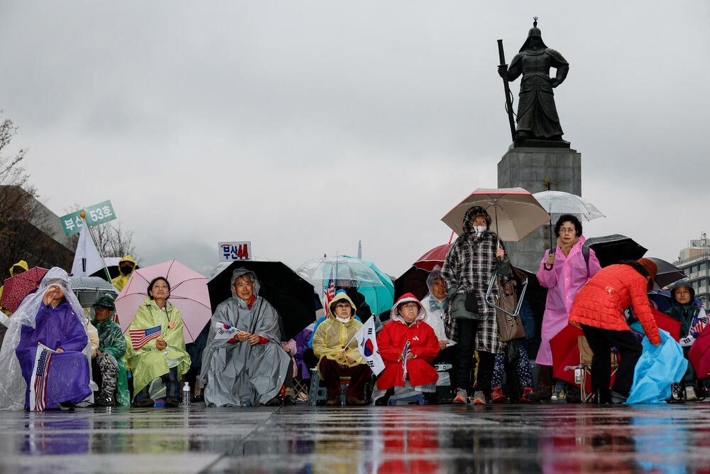 <p>Jun je zaprepastio Južnu Koreju u noći između 3. i 4. decembra jer je iznenada proglasio vanredno stanje i poslao vojsku da preuzme kontrolu nad parlamentom, kojim dominira opozicija</p>