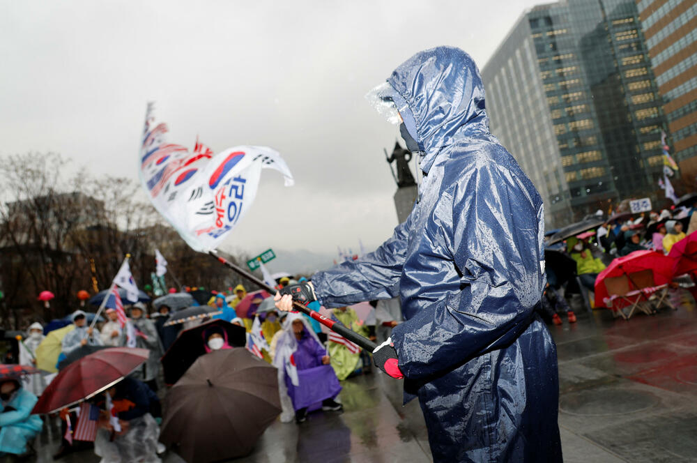 <p>Jun je zaprepastio Južnu Koreju u noći između 3. i 4. decembra jer je iznenada proglasio vanredno stanje i poslao vojsku da preuzme kontrolu nad parlamentom, kojim dominira opozicija</p>