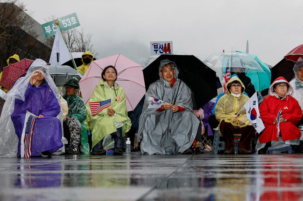 <p>Jun je zaprepastio Južnu Koreju u noći između 3. i 4. decembra jer je iznenada proglasio vanredno stanje i poslao vojsku da preuzme kontrolu nad parlamentom, kojim dominira opozicija</p>