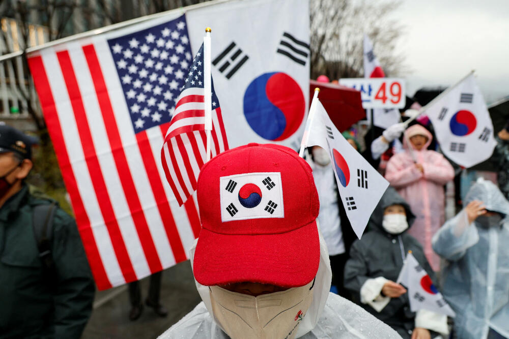 <p>Jun je zaprepastio Južnu Koreju u noći između 3. i 4. decembra jer je iznenada proglasio vanredno stanje i poslao vojsku da preuzme kontrolu nad parlamentom, kojim dominira opozicija</p>