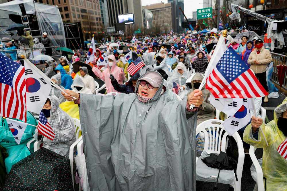 <p>Jun je zaprepastio Južnu Koreju u noći između 3. i 4. decembra jer je iznenada proglasio vanredno stanje i poslao vojsku da preuzme kontrolu nad parlamentom, kojim dominira opozicija</p>