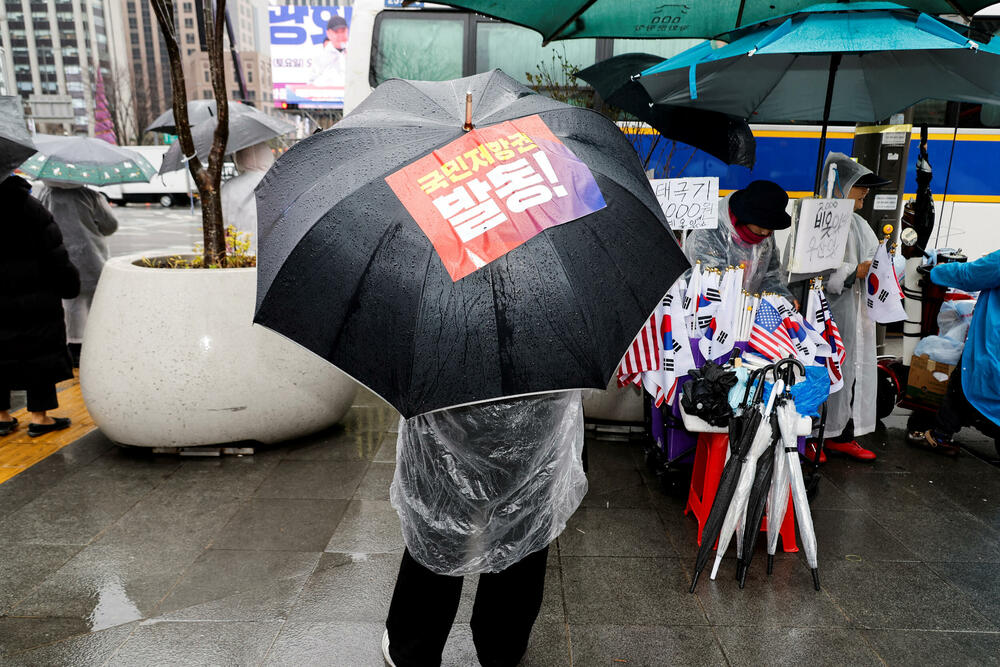 <p>Jun je zaprepastio Južnu Koreju u noći između 3. i 4. decembra jer je iznenada proglasio vanredno stanje i poslao vojsku da preuzme kontrolu nad parlamentom, kojim dominira opozicija</p>