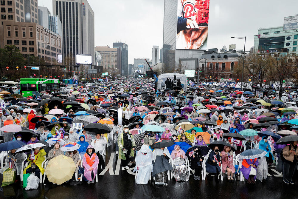 <p>Jun je zaprepastio Južnu Koreju u noći između 3. i 4. decembra jer je iznenada proglasio vanredno stanje i poslao vojsku da preuzme kontrolu nad parlamentom, kojim dominira opozicija</p>