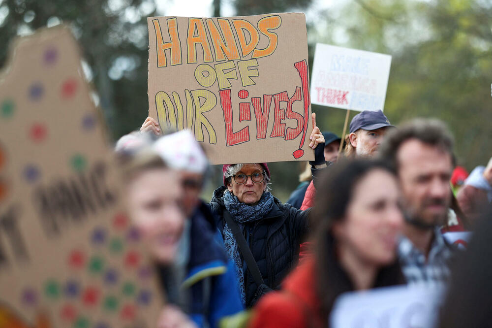 <p>U glavnom gradu Njemačke, Berlinu, protestujući ispred izložbenog salona kompanije "Tesla", koja je u vlasništvu Maska, demonstranti su držali plakate sa pozivom sugrađanima koji žive u Njemačkoj da protestuju za "kraj haosa" kod kuće</p>