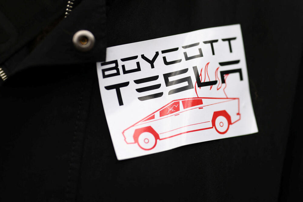 <p>U glavnom gradu Njemačke, Berlinu, protestujući ispred izložbenog salona kompanije "Tesla", koja je u vlasništvu Maska, demonstranti su držali plakate sa pozivom sugrađanima koji žive u Njemačkoj da protestuju za "kraj haosa" kod kuće</p>