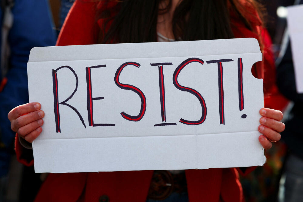 <p>U glavnom gradu Njemačke, Berlinu, protestujući ispred izložbenog salona kompanije "Tesla", koja je u vlasništvu Maska, demonstranti su držali plakate sa pozivom sugrađanima koji žive u Njemačkoj da protestuju za "kraj haosa" kod kuće</p>