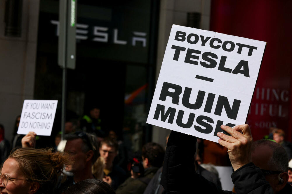 <p>U glavnom gradu Njemačke, Berlinu, protestujući ispred izložbenog salona kompanije "Tesla", koja je u vlasništvu Maska, demonstranti su držali plakate sa pozivom sugrađanima koji žive u Njemačkoj da protestuju za "kraj haosa" kod kuće</p>