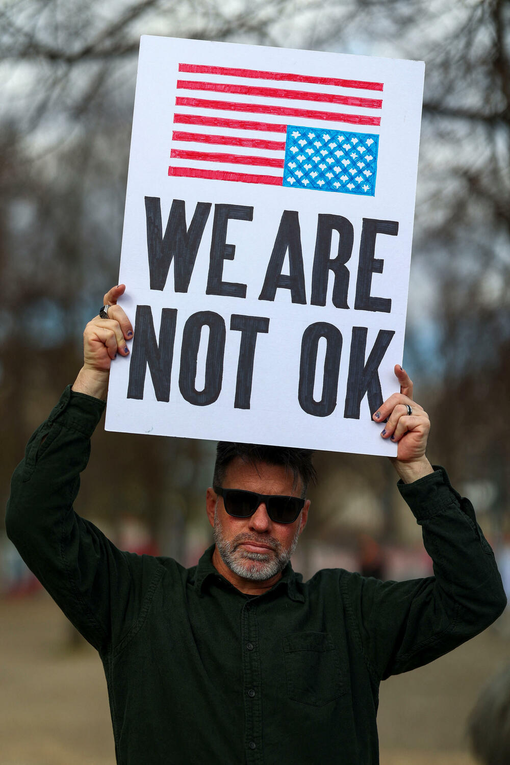 <p>U glavnom gradu Njemačke, Berlinu, protestujući ispred izložbenog salona kompanije "Tesla", koja je u vlasništvu Maska, demonstranti su držali plakate sa pozivom sugrađanima koji žive u Njemačkoj da protestuju za "kraj haosa" kod kuće</p>