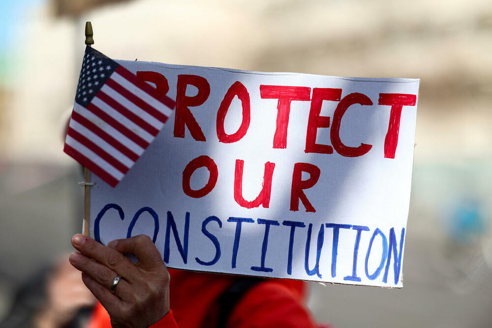 <p>U glavnom gradu Njemačke, Berlinu, protestujući ispred izložbenog salona kompanije "Tesla", koja je u vlasništvu Maska, demonstranti su držali plakate sa pozivom sugrađanima koji žive u Njemačkoj da protestuju za "kraj haosa" kod kuće</p>