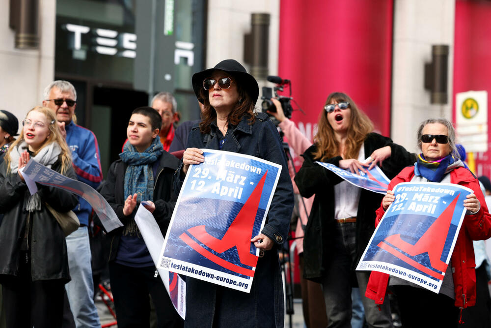 <p>U glavnom gradu Njemačke, Berlinu, protestujući ispred izložbenog salona kompanije "Tesla", koja je u vlasništvu Maska, demonstranti su držali plakate sa pozivom sugrađanima koji žive u Njemačkoj da protestuju za "kraj haosa" kod kuće</p>