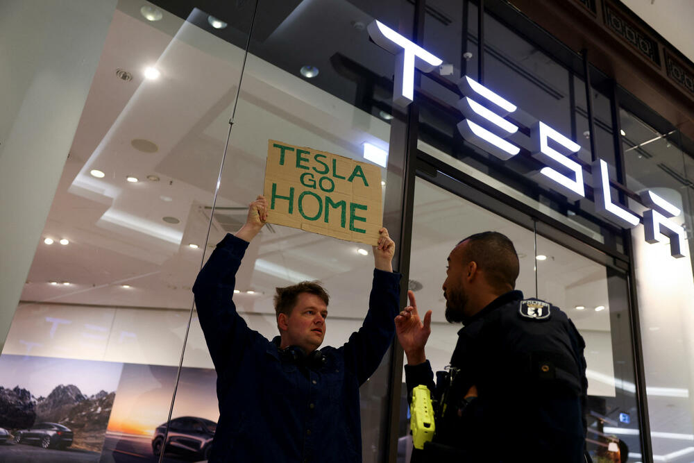 <p>U glavnom gradu Njemačke, Berlinu, protestujući ispred izložbenog salona kompanije "Tesla", koja je u vlasništvu Maska, demonstranti su držali plakate sa pozivom sugrađanima koji žive u Njemačkoj da protestuju za "kraj haosa" kod kuće</p>