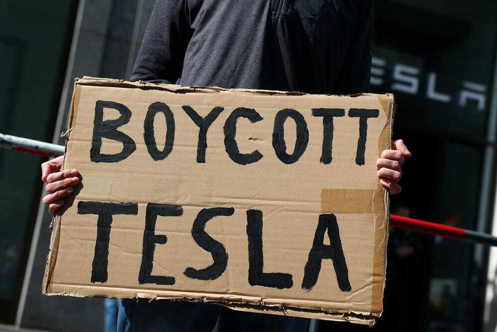 <p>U glavnom gradu Njemačke, Berlinu, protestujući ispred izložbenog salona kompanije "Tesla", koja je u vlasništvu Maska, demonstranti su držali plakate sa pozivom sugrađanima koji žive u Njemačkoj da protestuju za "kraj haosa" kod kuće</p>