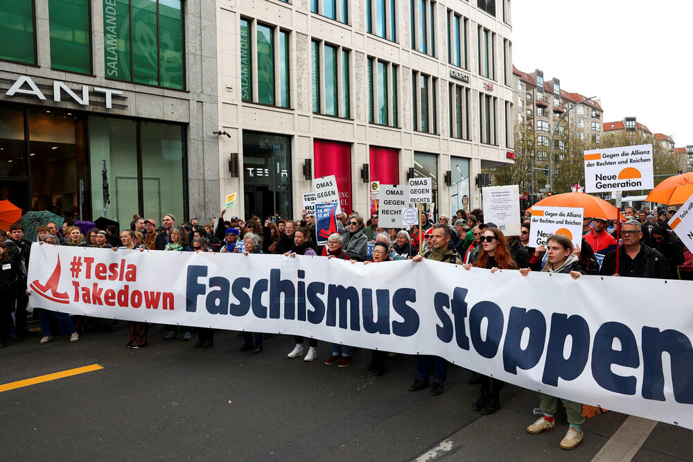 <p>U glavnom gradu Njemačke, Berlinu, protestujući ispred izložbenog salona kompanije "Tesla", koja je u vlasništvu Maska, demonstranti su držali plakate sa pozivom sugrađanima koji žive u Njemačkoj da protestuju za "kraj haosa" kod kuće</p>