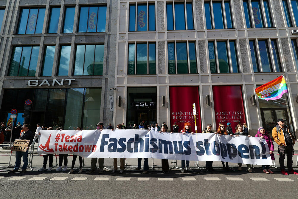 <p>U glavnom gradu Njemačke, Berlinu, protestujući ispred izložbenog salona kompanije "Tesla", koja je u vlasništvu Maska, demonstranti su držali plakate sa pozivom sugrađanima koji žive u Njemačkoj da protestuju za "kraj haosa" kod kuće</p>