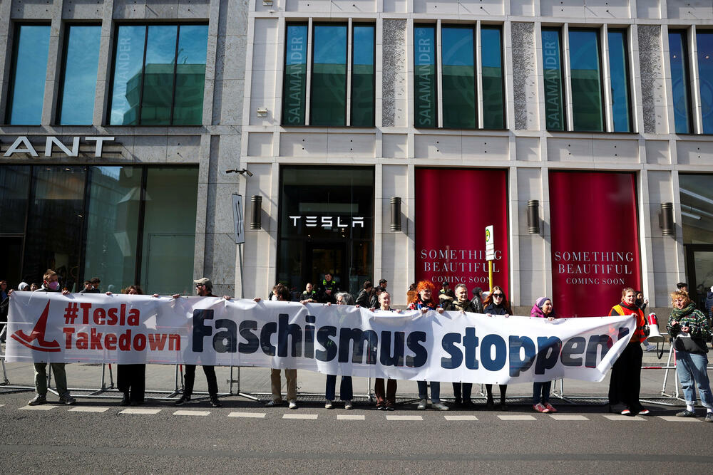 <p>U glavnom gradu Njemačke, Berlinu, protestujući ispred izložbenog salona kompanije "Tesla", koja je u vlasništvu Maska, demonstranti su držali plakate sa pozivom sugrađanima koji žive u Njemačkoj da protestuju za "kraj haosa" kod kuće</p>