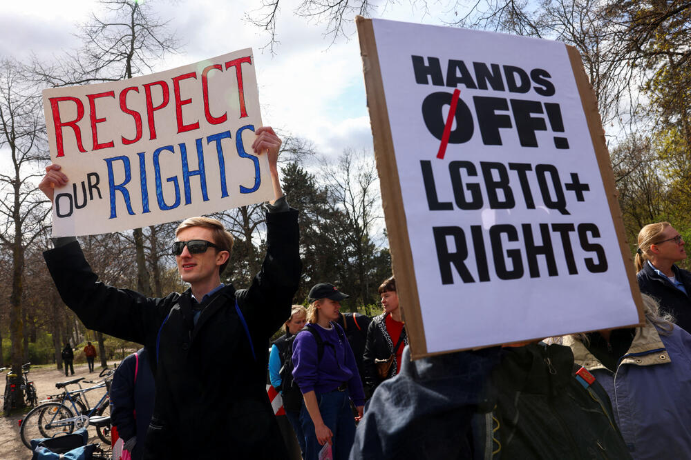 <p>U glavnom gradu Njemačke, Berlinu, protestujući ispred izložbenog salona kompanije "Tesla", koja je u vlasništvu Maska, demonstranti su držali plakate sa pozivom sugrađanima koji žive u Njemačkoj da protestuju za "kraj haosa" kod kuće</p>