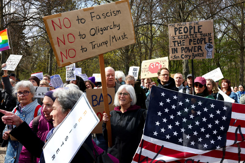 <p>U glavnom gradu Njemačke, Berlinu, protestujući ispred izložbenog salona kompanije "Tesla", koja je u vlasništvu Maska, demonstranti su držali plakate sa pozivom sugrađanima koji žive u Njemačkoj da protestuju za "kraj haosa" kod kuće</p>