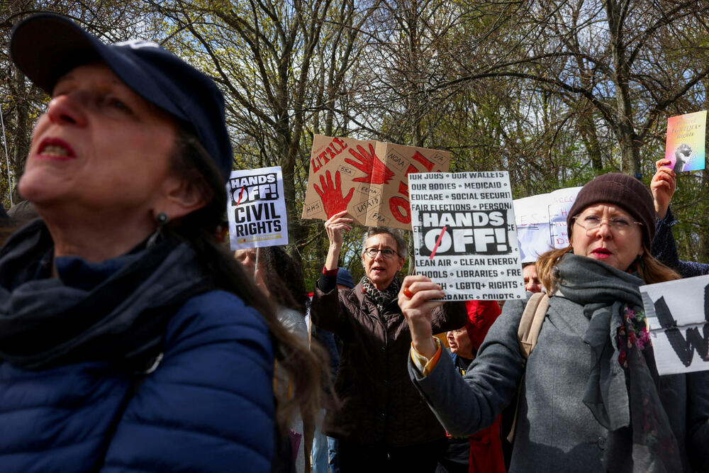 <p>U glavnom gradu Njemačke, Berlinu, protestujući ispred izložbenog salona kompanije "Tesla", koja je u vlasništvu Maska, demonstranti su držali plakate sa pozivom sugrađanima koji žive u Njemačkoj da protestuju za "kraj haosa" kod kuće</p>