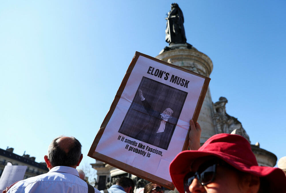 <p>U glavnom gradu Njemačke, Berlinu, protestujući ispred izložbenog salona kompanije "Tesla", koja je u vlasništvu Maska, demonstranti su držali plakate sa pozivom sugrađanima koji žive u Njemačkoj da protestuju za "kraj haosa" kod kuće</p>
