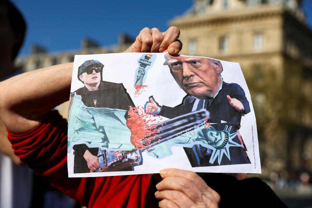 <p>U glavnom gradu Njemačke, Berlinu, protestujući ispred izložbenog salona kompanije "Tesla", koja je u vlasništvu Maska, demonstranti su držali plakate sa pozivom sugrađanima koji žive u Njemačkoj da protestuju za "kraj haosa" kod kuće</p>