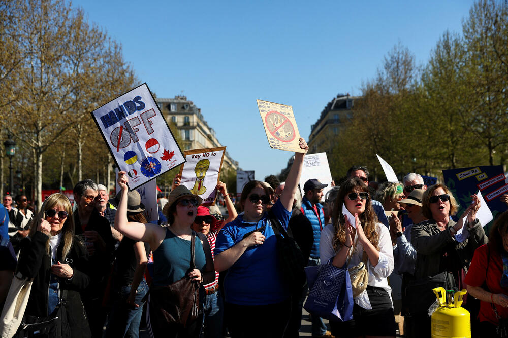 <p>U glavnom gradu Njemačke, Berlinu, protestujući ispred izložbenog salona kompanije "Tesla", koja je u vlasništvu Maska, demonstranti su držali plakate sa pozivom sugrađanima koji žive u Njemačkoj da protestuju za "kraj haosa" kod kuće</p>