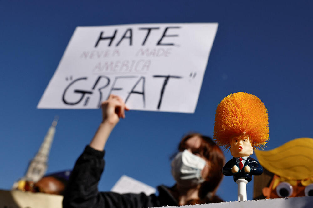 <p>U glavnom gradu Njemačke, Berlinu, protestujući ispred izložbenog salona kompanije "Tesla", koja je u vlasništvu Maska, demonstranti su držali plakate sa pozivom sugrađanima koji žive u Njemačkoj da protestuju za "kraj haosa" kod kuće</p>